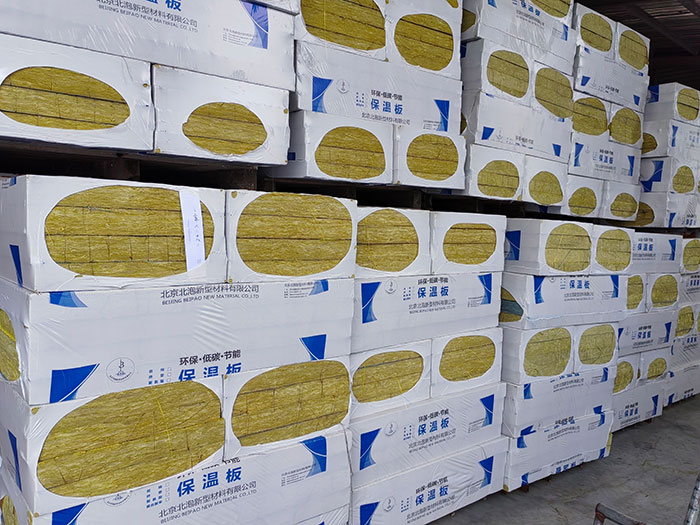 網(wǎng)織增強(qiáng)巖棉輕質(zhì)復(fù)合板（專利產(chǎn)品）